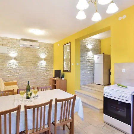Semesterbostad Lovely In With Outdoor Swimming Pool *