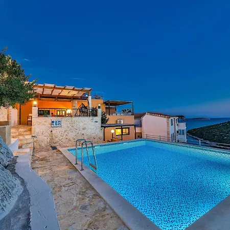 Lovely In With Outdoor Swimming Pool Semesterbostad