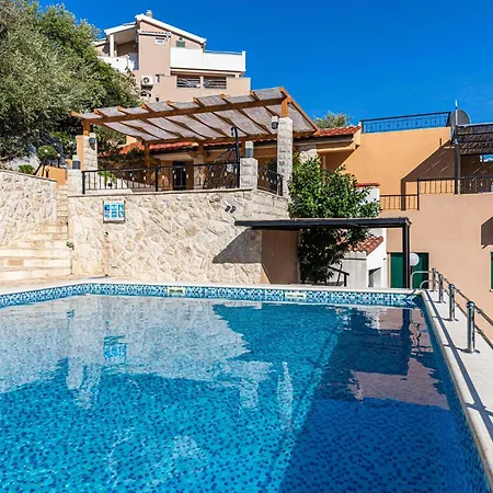 Lovely In With Outdoor Swimming Pool Vinišće